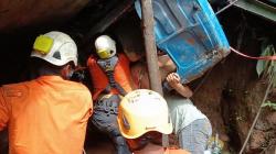 Dramatis! Evakuasi Sopir Terjepit 10 Jam usai Kecelakaan Truk Masuk Jurang di Pasaman<