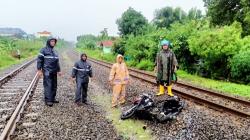 Kecelakaan di Perlintasan Sebidang, Bidan di Semarang Tewas Tertabrak Kereta Api<