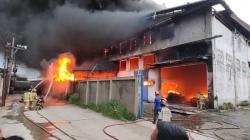 Kebakaran Hebat 3 Pabrik Tekstil di Bandung, Petugas Kesulitan Dapatkan Pasokan Air<