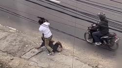 Kontak Tembak Maling Motor dengan Polisi di Lampung Terekam Kamera Warga<