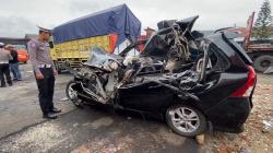 Kecelakaan Mobil Tabrak Truk di Tol Jombang, Pejabat Dinsos Jatim dan Staf Tewas<