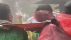 Pendaki Berbobot 100 Kg Jatuh di Gunung Lawu, Ditandu Tim SAR Bergantian selama 5 Jam<