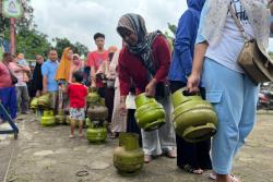Warga Pondok Cabe Rela Antre Berjam-jam Demi Dapat Gas 3 Kg Langka