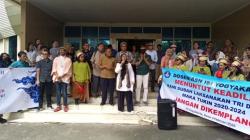 Dosen ASN ISI Yogyakarta Demo di Gedung Rektorat, Tuntut Tukin Segera Dibayar<