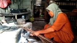 Gas 3 Kg Langka, Warga Bogor Beralih ke Kayu Bakar untuk Masak