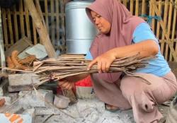 Elpiji 3 Kg Sulit Didapat, Warga Lebak Beralih Pakai Kayu Bakar<