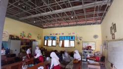 Plafon SD 1 Rejosari Grobogan Ambrol Timpa Siswa dan Guru<