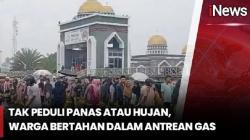 Nasib Warga demi Dapat Gas 3 Kg, Panas Hujan hingga Antre Berjam-jam Tak Jadi Halangan