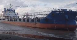 Kapal Tanker Minyak Terdampar di  Pantai Batam Sari Tegal jadi Tontonan Warga<