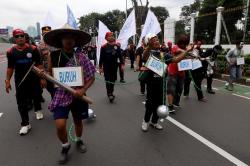 Aksi Teatrikal Buruh Tuntut Pengesahan UU Ketenagakerjaan Baru