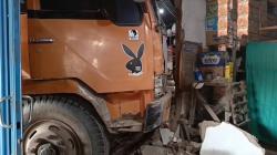 Rem Blong, Truk Tangki Tabrak Toko dan Warung di Kotim <