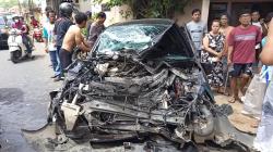 Mobil Sedan Melaju Kencang di Jalan Raya Pandeglang-Lebak Tabrak Truk hingga Rusak Parah<