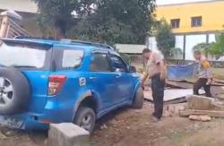 Terios Ringsek Tabrak Pagar Rumah gegara Sopir Ngantuk di Maros, 3 Luka-Luka<