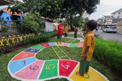 Keseruan Anak-Anak Bermain Permainan Tradisional di Taman Robusta