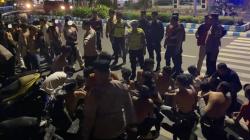 Nekat Pesta Miras di Depan Rumah Dinas Gubernur Bengkulu, Sejumlah Remaja Diangkut Polisi<