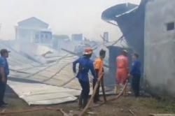 Kebakaran Landa Gudang Bahan Bangunan di Tegal, 5 Mobil Damkar Dikerahkan