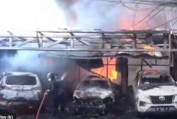 Kebakaran Landa Rumah Pengusaha di Ambon, 3 Mobil Ikut Hangus Dilalap Api<