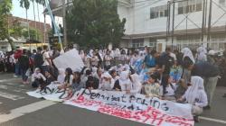 Ratusan Siswa SMK 10 Medan Segel Sekolah hingga Blokade Jalan gegara Tak Bisa Ikut SNBP<