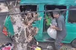 Viral Sopir Angkot Buang Belasan Karung Sampah di Pinggir Jalan Bandung<