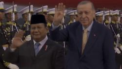 Peluk Hangat Prabowo Lepas Kepulangan Erdogan di Bandara Halim