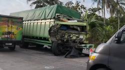 Tabrakan di Kebumen, 2 Truk Ringsek <
