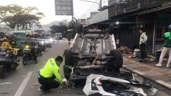 Kecelakaan Minibus Tabrak Motor lalu Terbalik di Bandung, 3 Orang Luka-Luka<