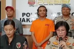 Tampang Vadel Badjideh Cengengesan saat Diborgol dan Pakai Rompi Tahanan