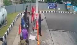 Viral Emak-Emak Diduga ODGJ Bawa Celurit Mengamuk di SPBU Cileunyi Bandung<