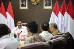 Penyerahan Manfaat Pensiun dan THT kepada Menteri Agus Andrianto