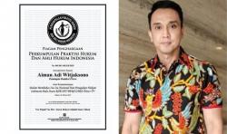 Ketua Umum Petisi Ahli Pitra Romadoni Beri Penghargaan kepada Pimred vozpublica Aiman Witjaksono