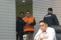 Ekspresi Hasto Kristiyanto Diborgol dan Pakai Rompi Tahanan KPK