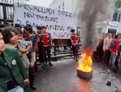 Demo Indonesia Gelap di Depan DPRD Sumut Memanas, Mahasiswa Bakar Ban<