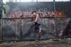 Aksi Indonesia Gelap, Mahasiswa Makassar Dobrak Pintu Gerbang DPRD Sulsel