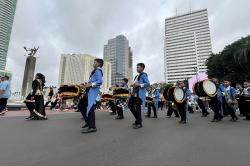 Anak-Anak SD Parade di CFD Jakarta Dukung Perdamaian Dunia