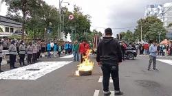 Demo Tolak Danantara, Ratusan Mahasiswa di Cirebon Bakar Ban<