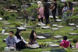 Peziarah Berdatangan ke TPU Karet Bivak