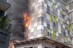 Penampakan Kebakaran Hotel di Glodok Jakbar, Asap Hitam Membubung Tinggi