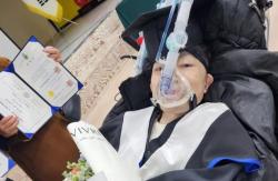 Salut! Pria Lumpuh Ini Berhasil Raih Gelar Master, Ngetik Tesis dengan Kedipan Mata