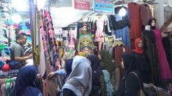 Warga Semarang Serbu Pasar Johar Berburu Perlengkapan Ibadah Ramadhan dan Pakaian Lebaran<