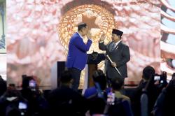AHY Serahkan Tongkat Komando kepada Presiden Prabowo usai Kongres Partai Demokrat 