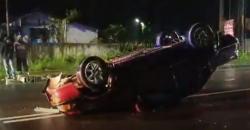 Sopir Ugal-Ugalan, Mobil Corolla Terguling usai Tabrak Pohon di Salatiga<