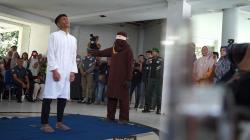 Pasangan Gay di Banda Aceh Dihukum Cambuk 82 dan 78 Kali di Depan Umum<
