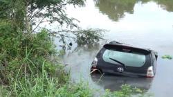 Minibus Terjun ke Kanal Air Sedalam 10 Meter saat Hujan di Makassar, Sopir Tewas<