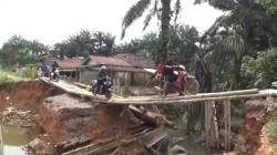 Jembatan Desa di Muarojambi Ambruk Diterjang Banjir, Aktivitas Warga Lumpuh<