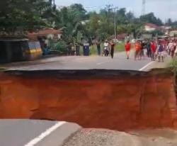 Jalinsum Sumbar-Jambi Putus Diterjang Banjir Bandang, Arus Lalin Dialihkan<