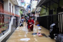 Tinjau Banjir di Kebon Pala, Rano Karno Sebut Air di Katulampa Sudah Lebihi Batas