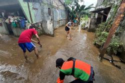 Warga Pasar Rebo Berjibaku Bersihkan Lumpur Sisa Banjir