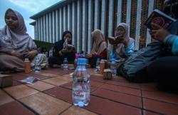 Suasana Ribuan Orang Berbuka Puasa pada Hari Kedua Ramadan di Masjid Istiqlal