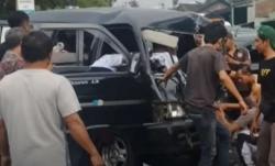 Truk Boks Tabrak Daihatsu Zebra hingga Ringsek di Semarang, 1 Orang Luka-Luka