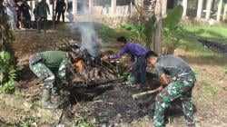 Satgas TMMD ke-123 Kotabaru Gotong Royong bersama Warga Bersihkan Lingkungan Masjid<